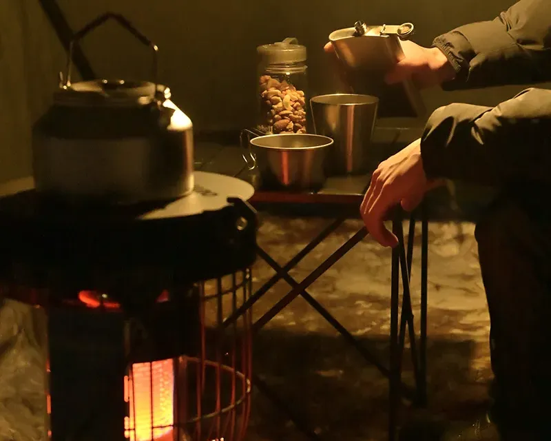 キャンプのテント内